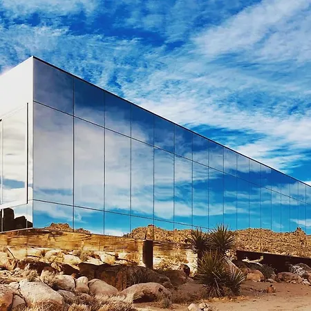 Invisible House Joshua Tree - Skyscraper With Pool Villa